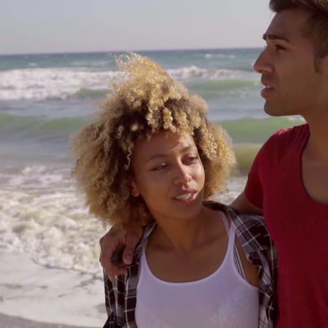 joven, carrera mezclada, pareja, en la playa