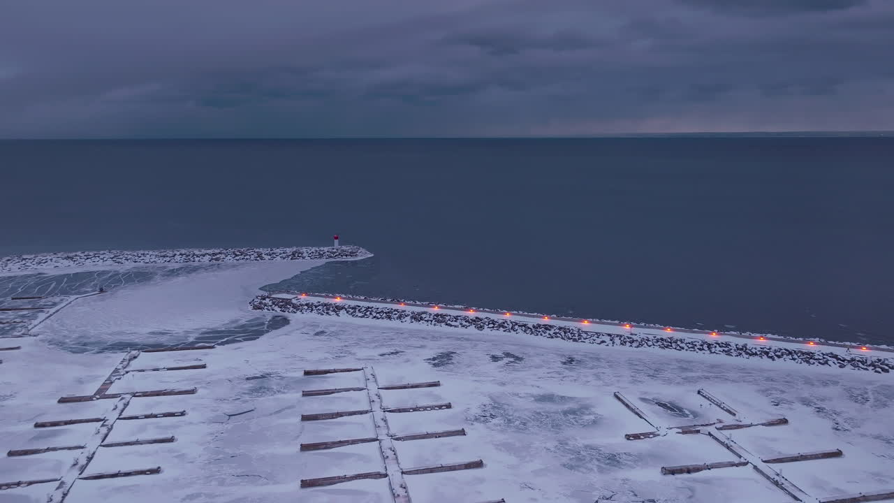 Karlı Bronte Limanı, buzlu Ontario Gölü ile sakin ve huzurlu bir kış manzarası.