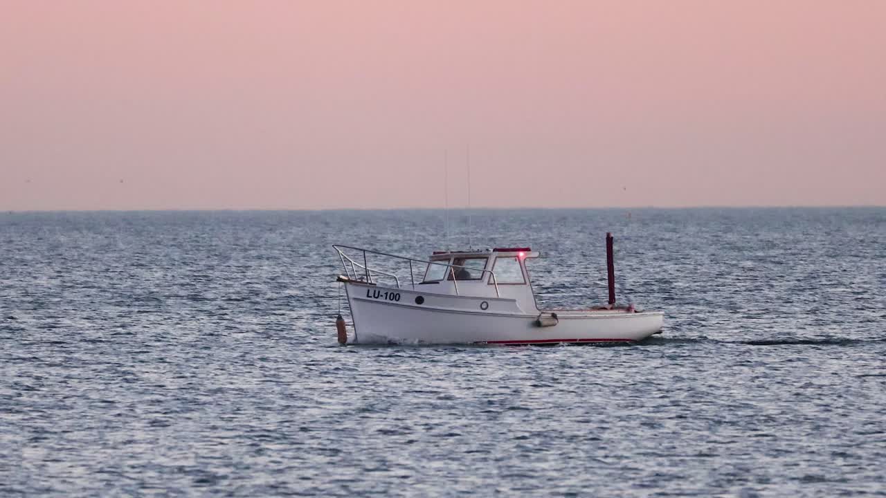 un barco a la deriva en un océano sereno