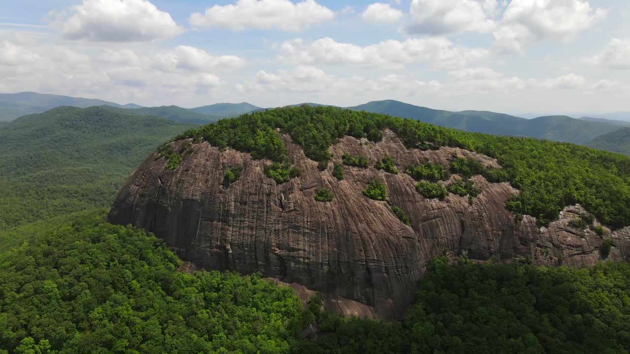 una excelente toma aérea de la roca de cristal en el bosque nacional pisgah carolina del norte