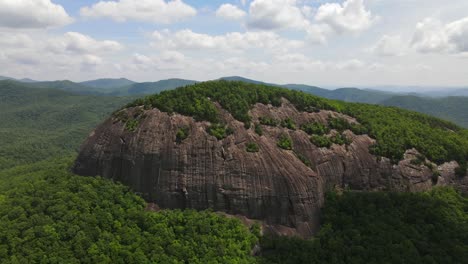 Una-Excelente-Toma-Aérea-De-Looking-Glass-Rock-En-El-Bosque-Nacional-Pisgah,-Carolina-Del-Norte