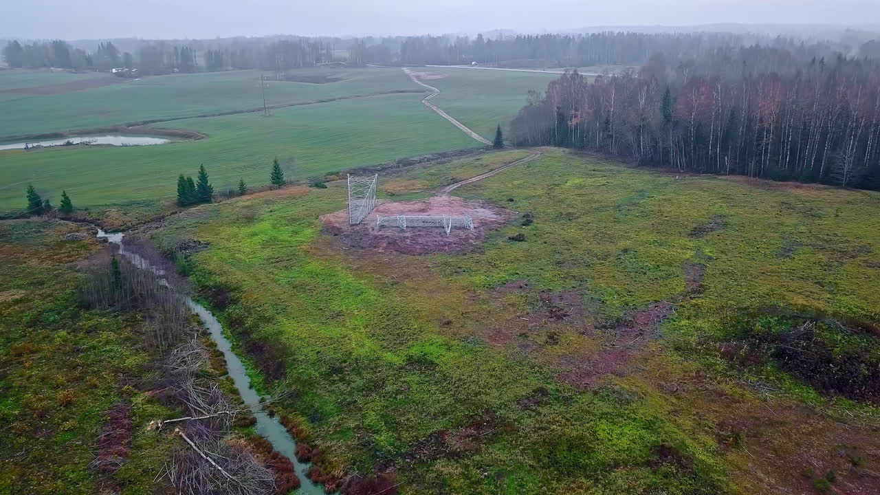 밤에 강한 허리케인 바람 이후 떨어지는 송전탑의 조감도