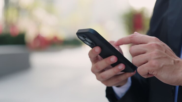 Uomo che utilizza uno smartphone all'aperto