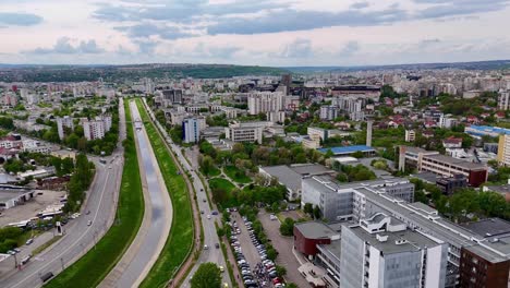 vista aérea de drones en tudor cerca del centro comercial iulius en la ciudad de iasi, rumania