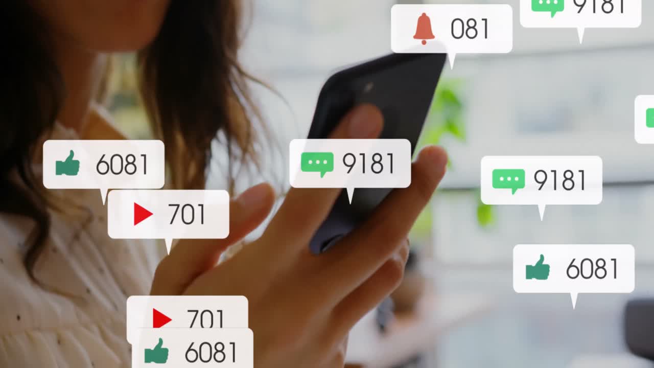 animación de iconos de los medios sobre una mujer caucásica que usa un teléfono inteligente