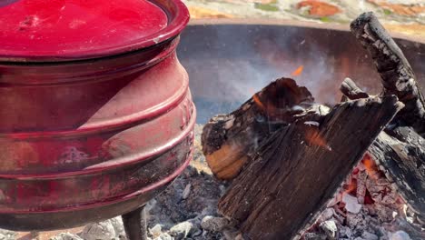 pootjie cocinando sobre el fuego en el pozo.