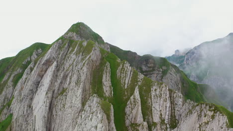 Aufschlussreiche-Drohnenaufnahme-Auf-Einem-Berggipfel-Im-Kanton-Appenzell-Innerrhoden-In-Der-Schweiz