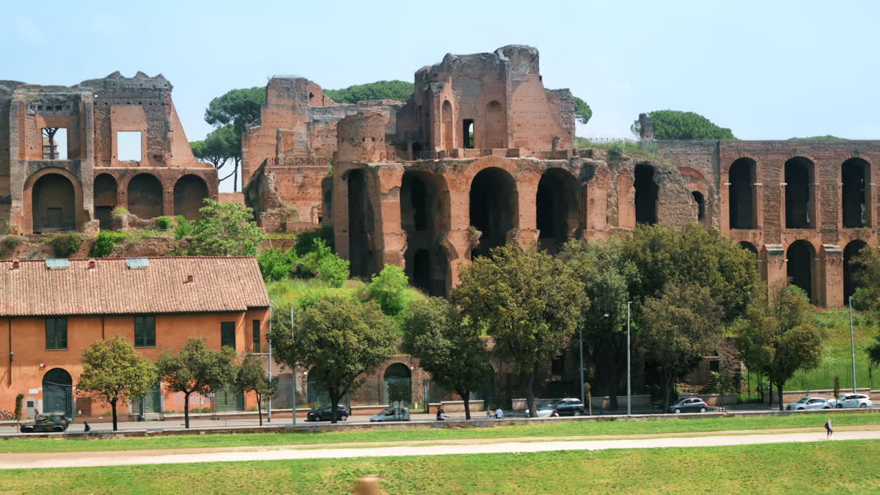 Paesaggio urbano dell'antico centro di Roma, Italia. Antiche rovine con vegetazione di fronte.