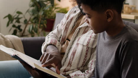 padre e hijo leyendo en el sofá