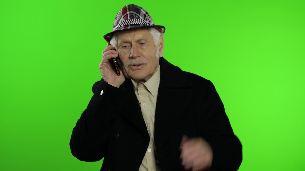 пожилой стильный белый дедушка использует смартфон для онлайн-покупок