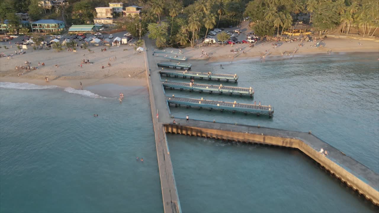 Viaggiatori che si godono la vacanza su una spiaggia sabbiosa in riva al mare