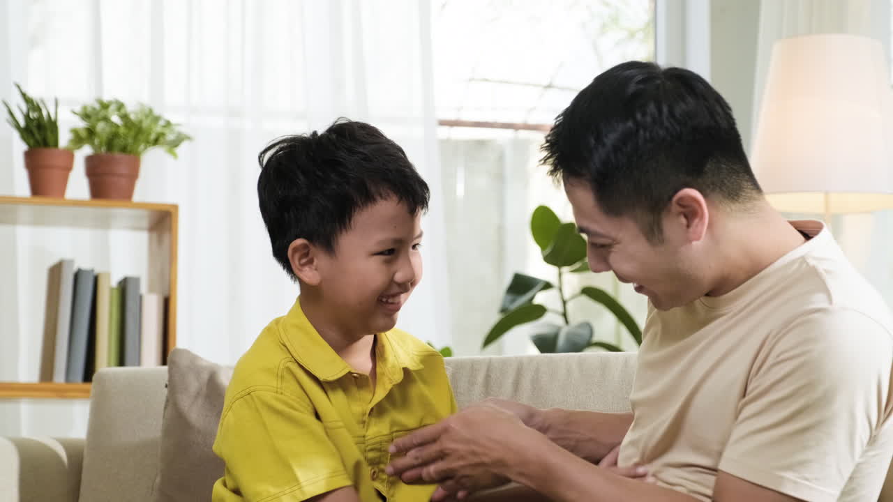 아시아인 남자 와 소년 이 즐거움을 나누고 있다