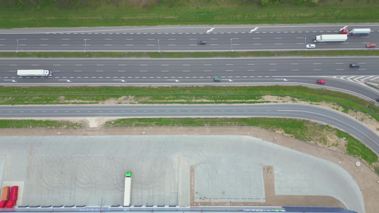 물류 공원 창고, 로딩 허브와 많은 반 트럭과 화물 트레일러가 해가 지면에 램프에 서서 화물을 로드 하차합니다.