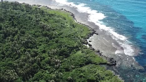 Atemberaubendes-Blaues-Strandwasser-Mit-Felsiger-Küste-Und-Schwarzer-Sandblauer-Lagune-Vanuatu