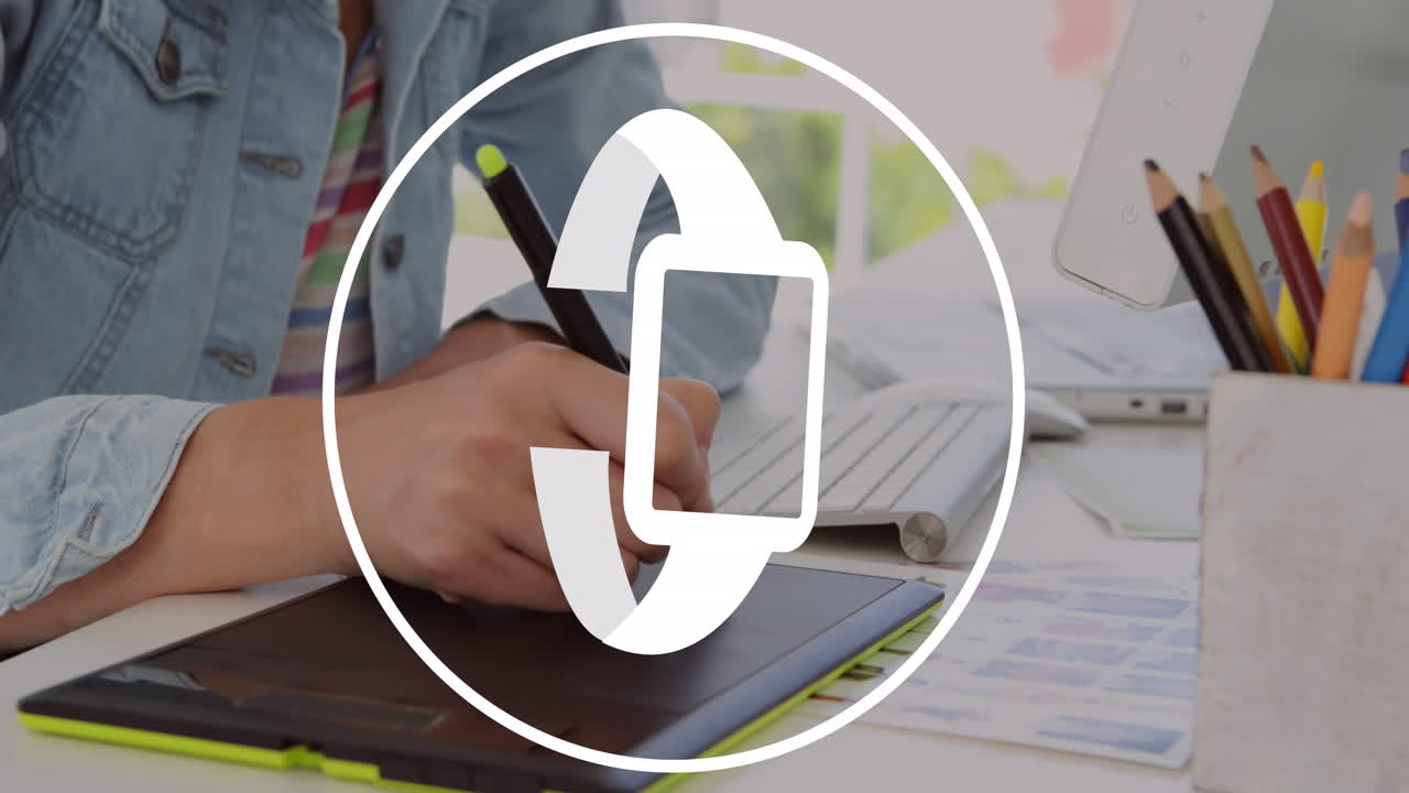 animación del icono del reloj inteligente sobre el hombre caucásico usando la tableta gráfica.