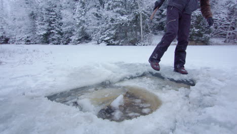 Una-Sonriente-Bañista-De-Hielo-Finalmente-Libera-El-Enorme-Bloque-De-Hielo-En-El-Lago-Congelado