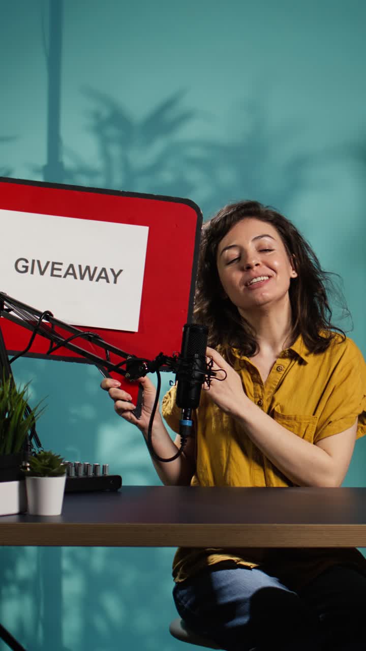 Mujer contenta anunciando un sorteo durante la grabación de un podcast