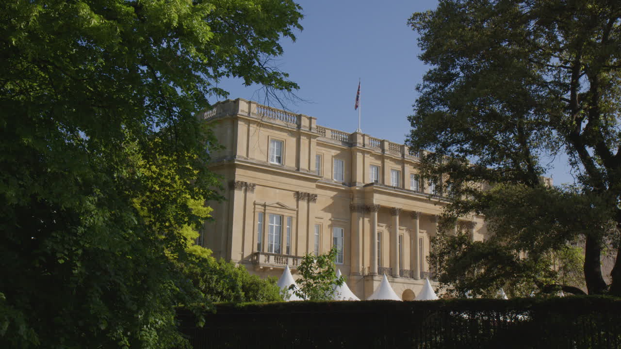 런던의 웨스트 엔드 (west end) 에 있는 랜카스터 하우스 (lancaster house)