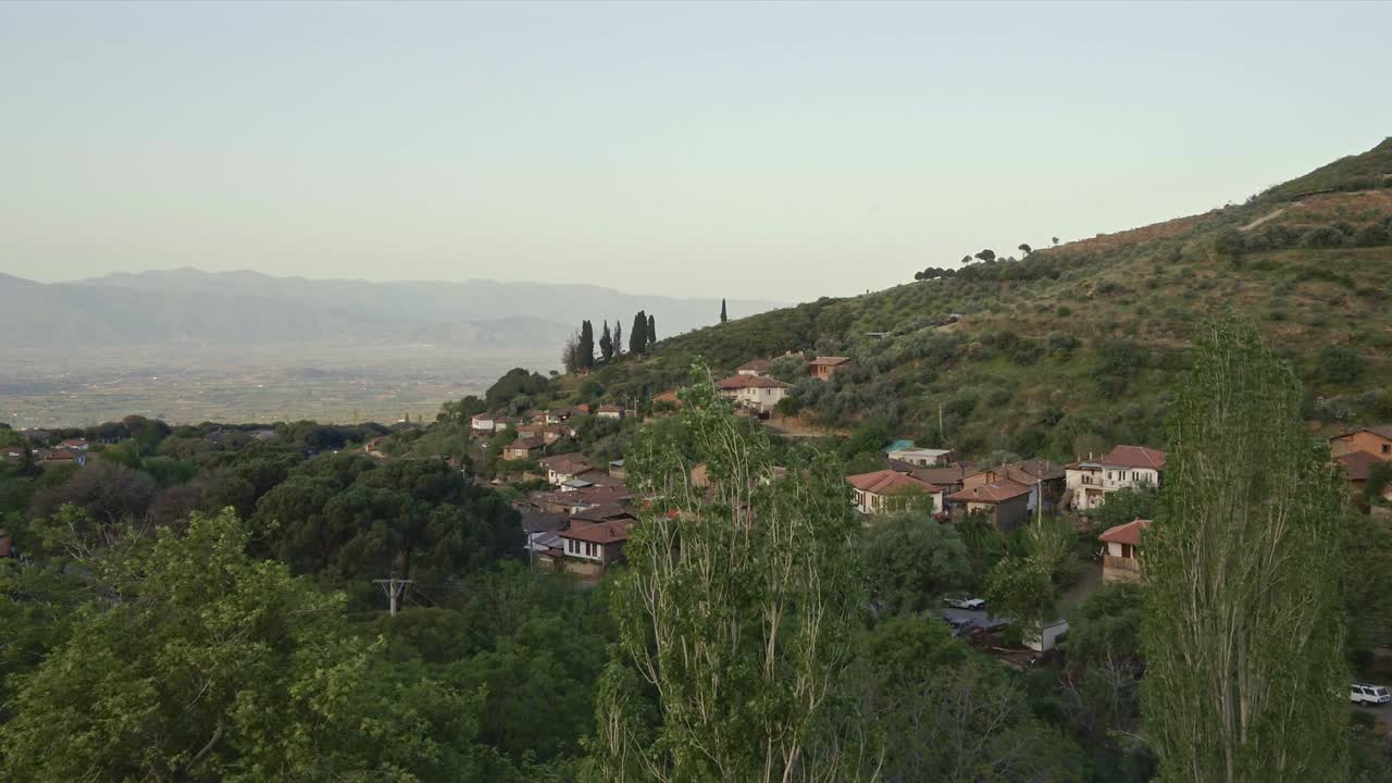 вид на деревню с ее мечетью и отремонтированными домами.