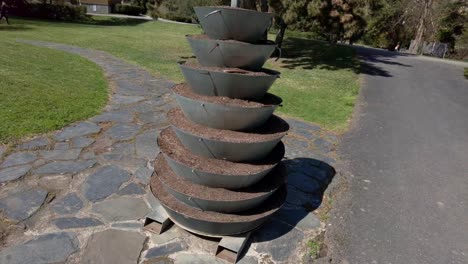 vista en primera persona de la escultura de arte en niveles en el jardín botánico verde de la ciudad de olomouc en la república checa