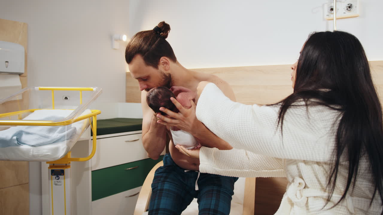 bebé recién nacido con padres en el hospital