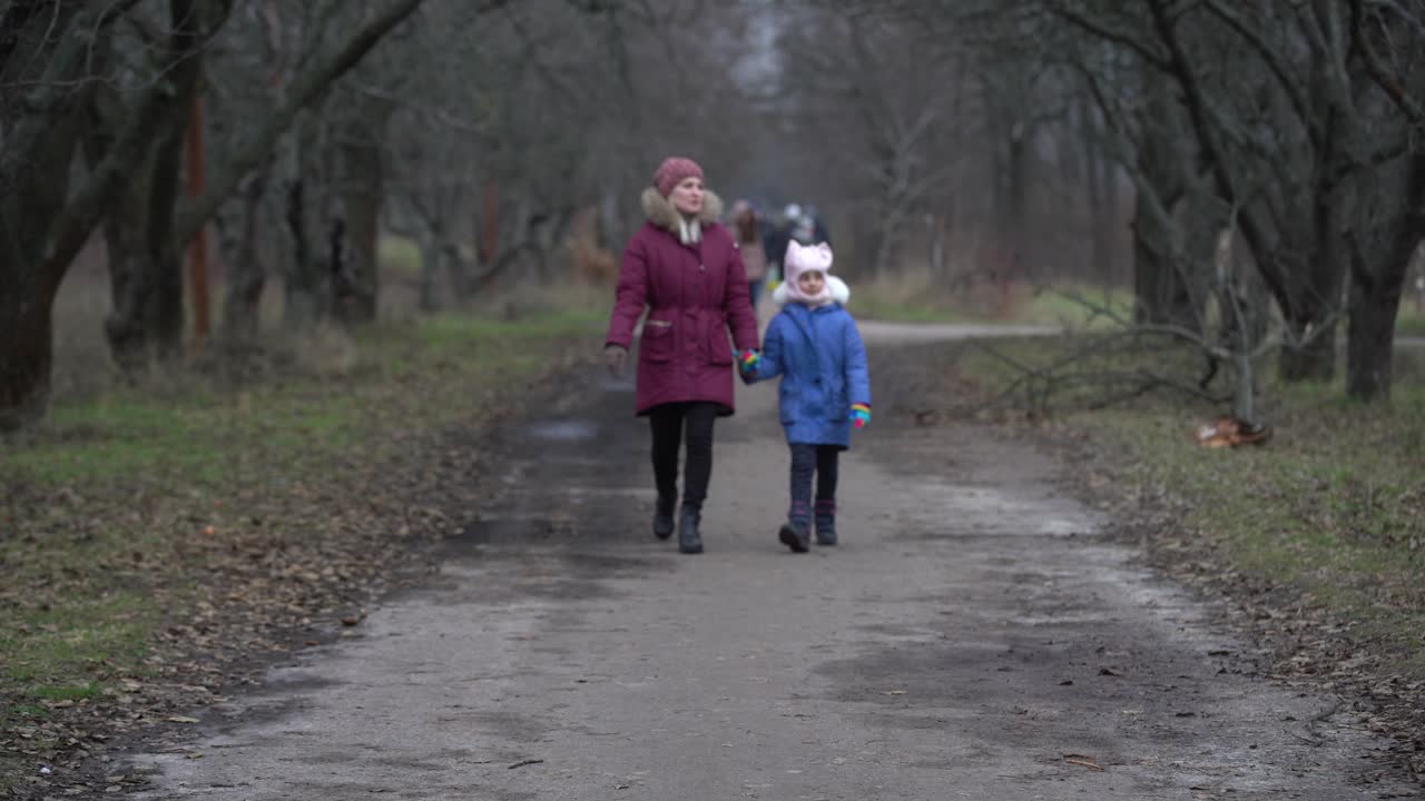 mensen lopen somber park in januari