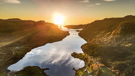 Hermosa-Puesta-De-Sol-Sobre-El-Arvagfjorden