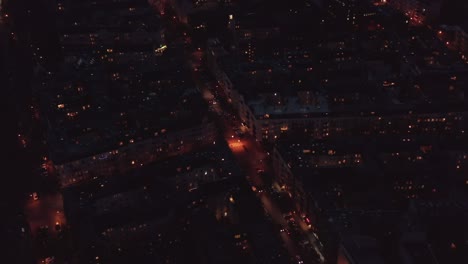 panorámica aérea panorámica nocturna de la ciudad de berlín con coches en las calles y edificios de barrio iluminados. panorámica aérea de arriba hacia abajo vista circular