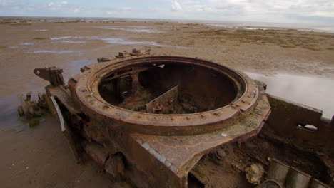 Weite-Aufnahme-Des-Panzers-Am-Strand