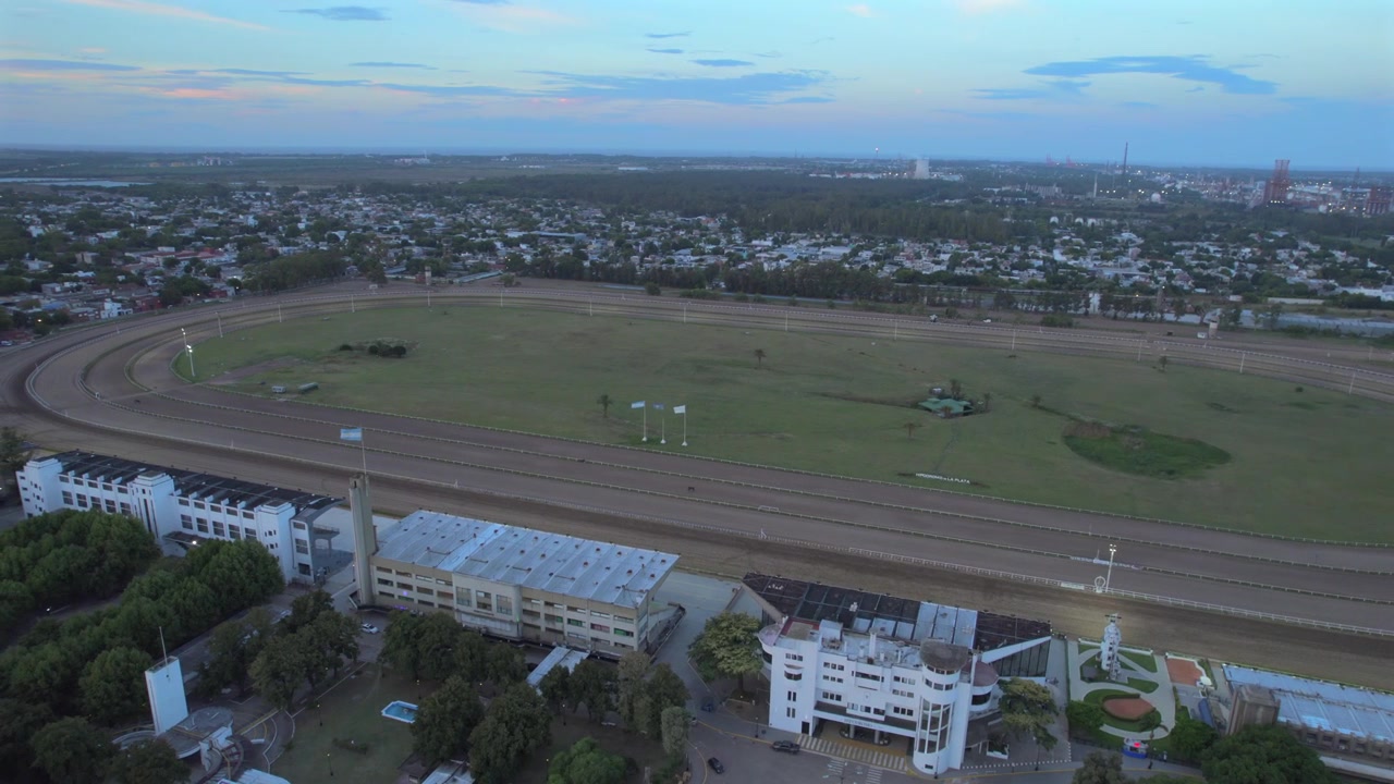 4K drone luftfoto af La Plata Hippodromen og den omkringliggende Bosque i Buenos Aires, Argentina. Historisk hestevæddeløbsbane omgivet af store grønne områder og bylandskab.