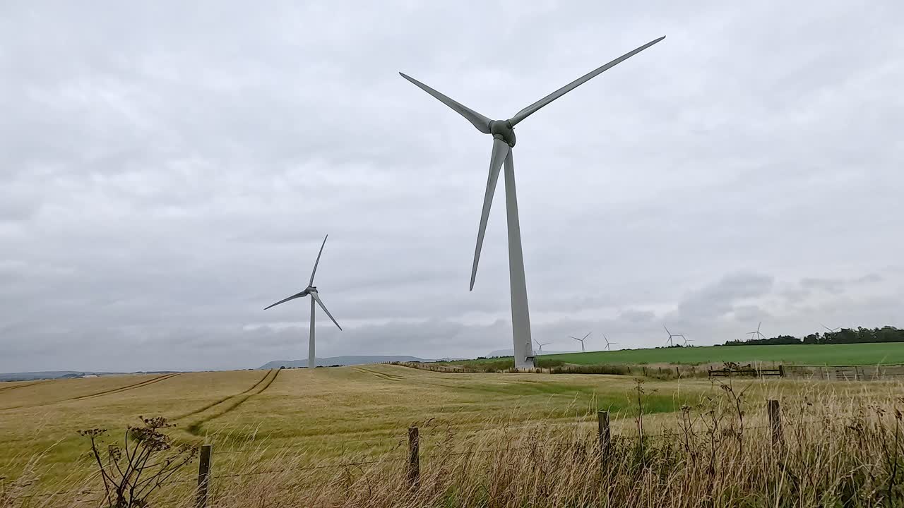 turbinas eólicas girando en un campo de hierba