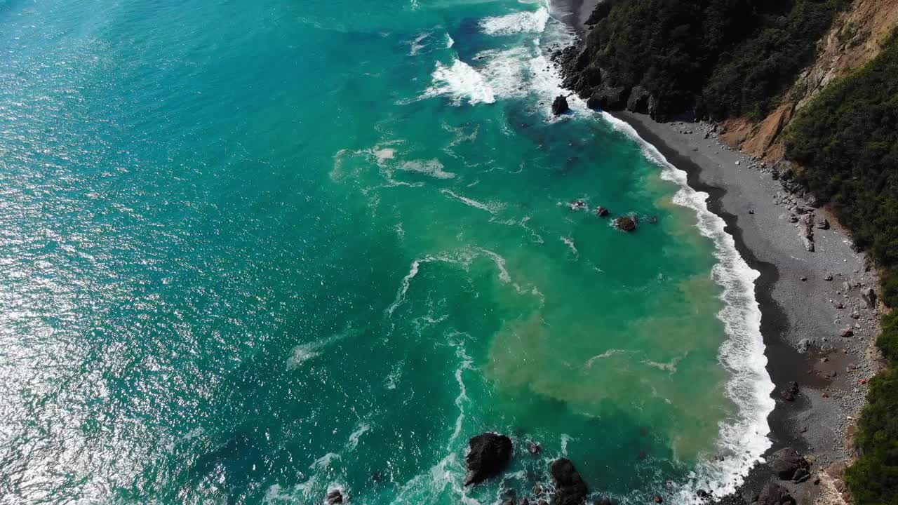 bellissima costa naturale con acqua turchese