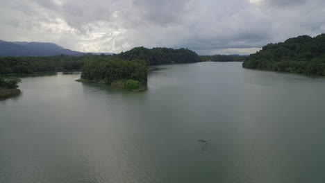 una antena sobre un pequeño pueblo en el río dulce en guatemala 3