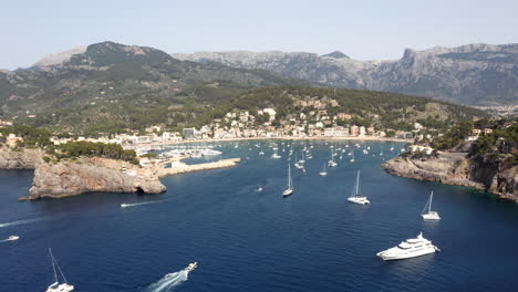 Naval-traffic-and-anchored-boats-and-yachts-in-Port-de-Sóller-bay