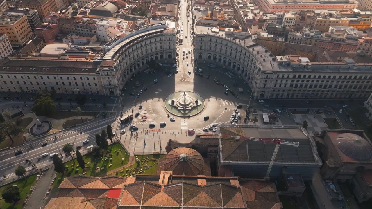 Giardino a corte simmetrico del Chiostro di Michelangelo con sentieri e un albero centrale all'interno di un complesso edilizio storico, vista aerea