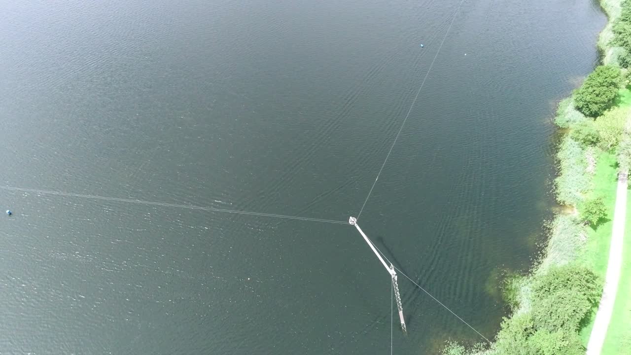 물 스포츠 공원의 움직이는 끌어당기는 시스템의 항공 스 ⁇  드론  ⁇