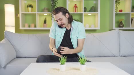 el joven está experimentando dificultades financieras.