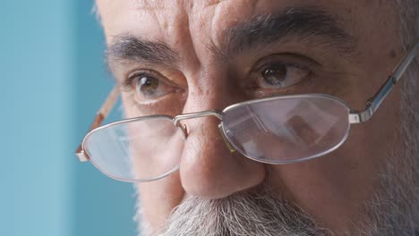 ojos de primer plano de un anciano con gafas.
