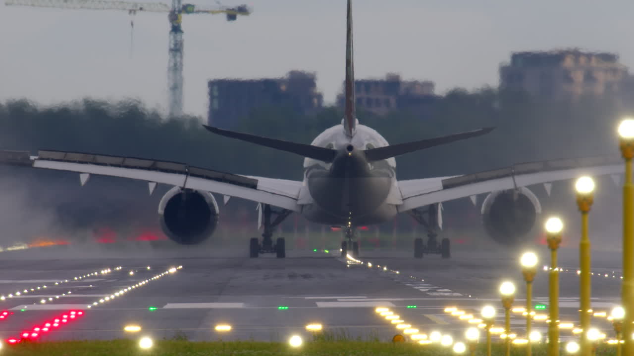 비가 오는 날 에 비행기 가 착륙 하는 것