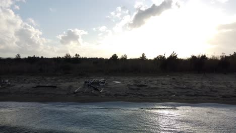 Sanfte-Luftaufnahme,-Flugschieber,-Seitwärts-Von-Rechts-Nach-Links-Fliegend,-Drohnenaufnahmen-Der-Küstenwellen-Am-Bouka-Strand-Auf-Korfu,-Griechenland,-Sind-Eine-Filmische-4K-Ansicht-Des-Naturparadieses-Von-Oben-Von-Philipp-Marnitz