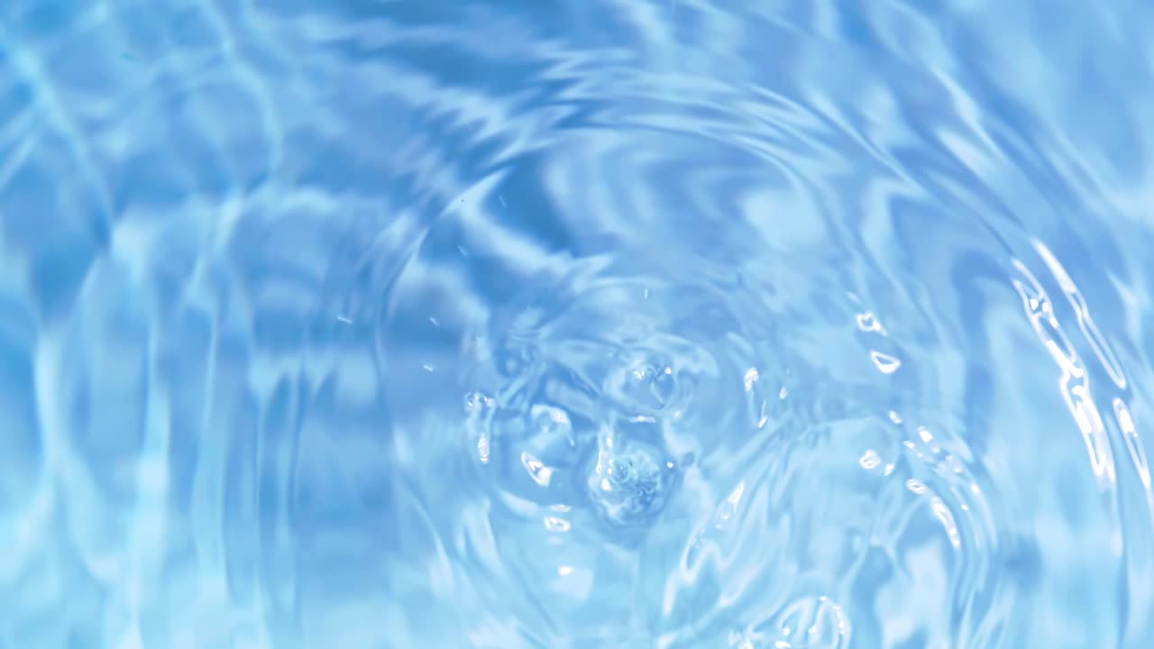 물 표면으로 떨어지는 드롭의 상위 뷰 슬로우 모션 및 흰색 배경에 분기 원