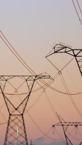 animación de los postes de electricidad al atardecer
