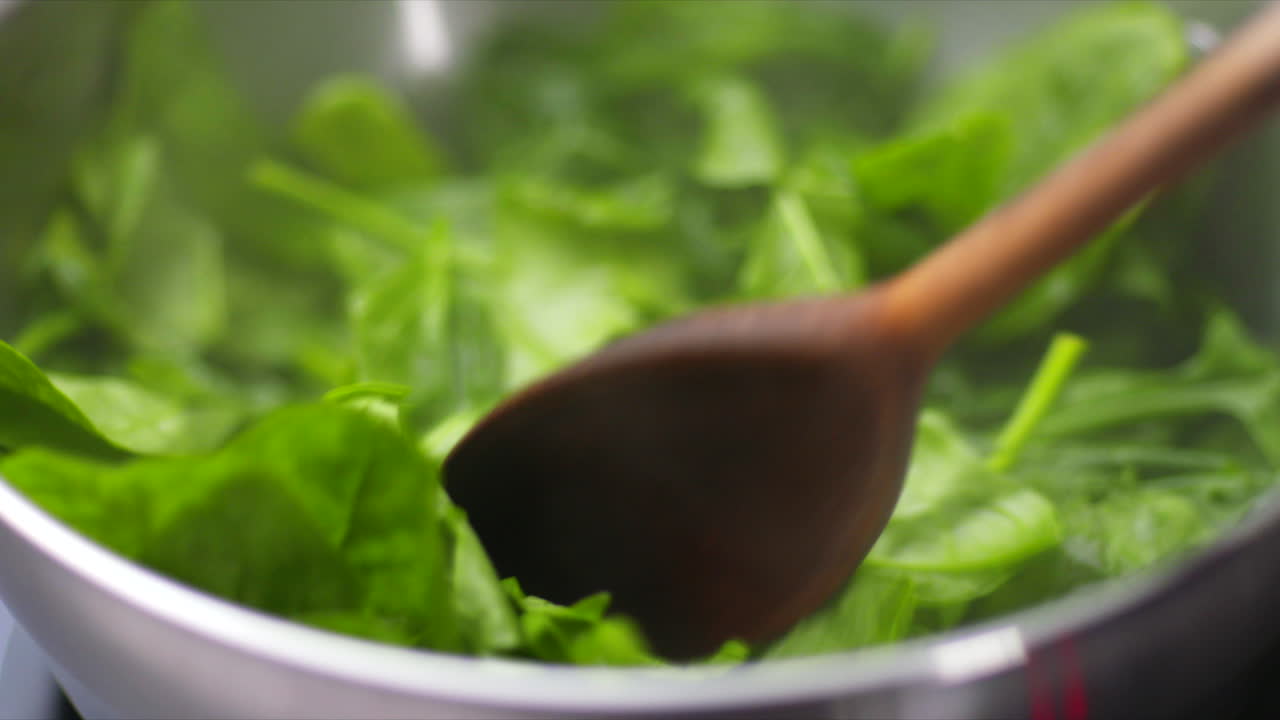Spinaci cotti in una pentola
