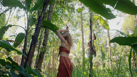 mujer feliz bailando en el bosque disfrutando de la naturaleza bailando en la exuberante jungla tropical 4k