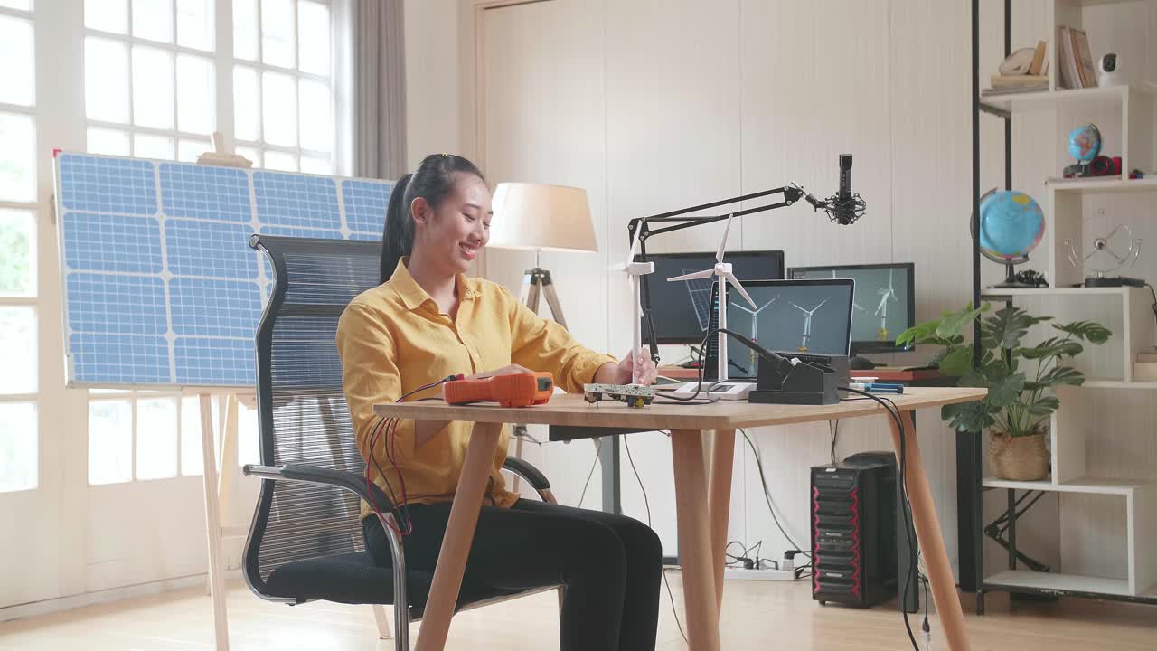 여성 엔지니어가 집에서 재생 가능한 에너지 프로젝트를 하고 있습니다.