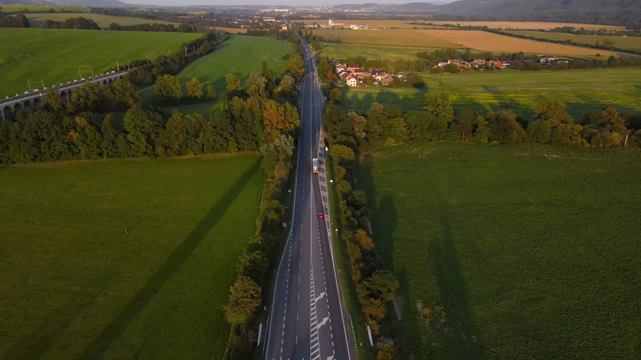 교차로와 지나가는 자동차가 있는 다방향 도로의 조감도