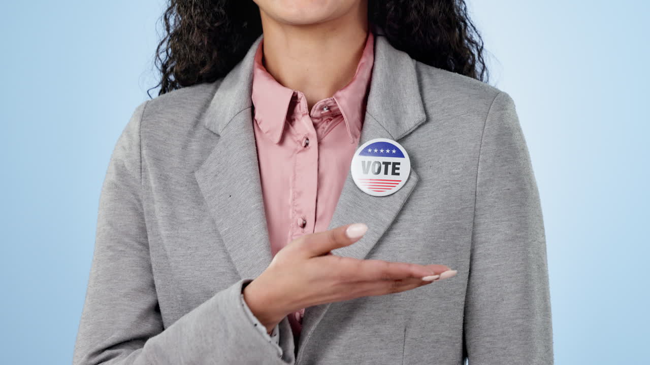 mujer en el estudio con campaña para votar