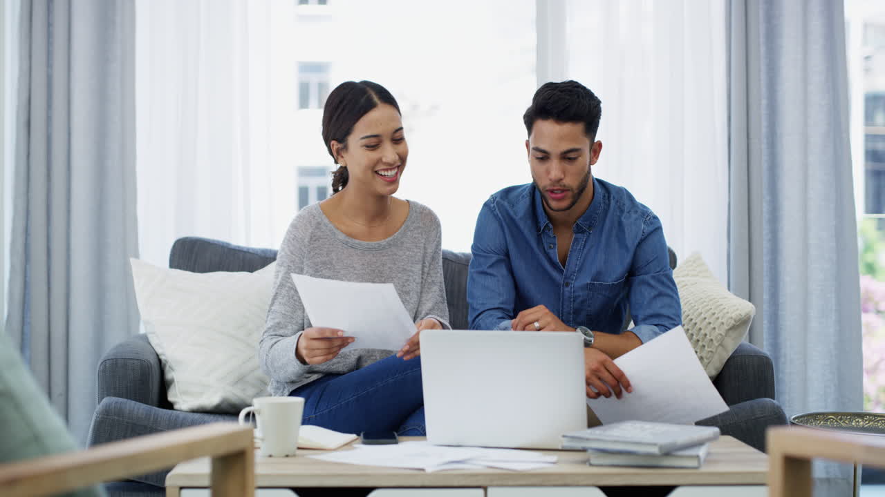 una pareja joven revisando sus finanzas juntos