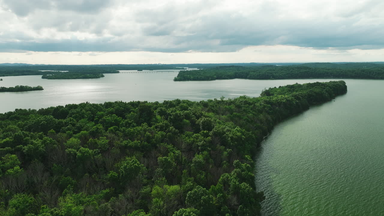 미국 테네시 주 롱 헌터 주립 공원의 울창한 숲 섬의 전망