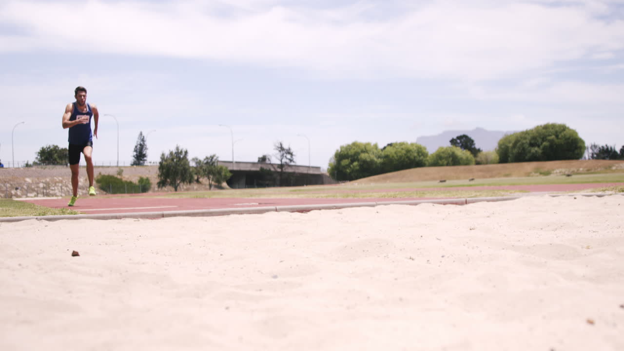 장거리 점프 를 하는 운동 선수